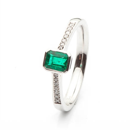 Smaragdový prsten s diamanty po stranách