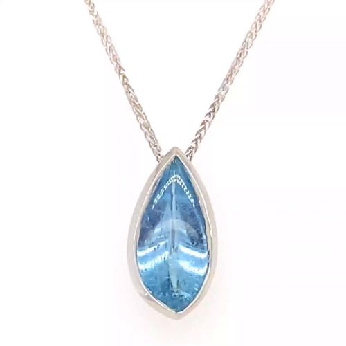 Náhrdelník s modrým kamenem - pusinka