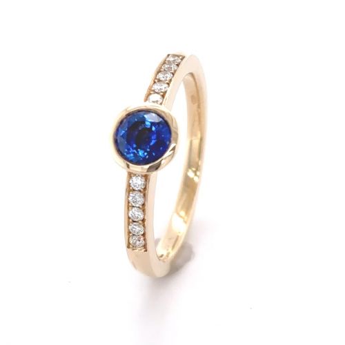 prsten se safírem a diamanty