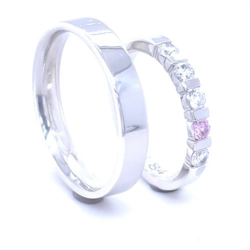 Snubní prsteny s diamanty a safírem