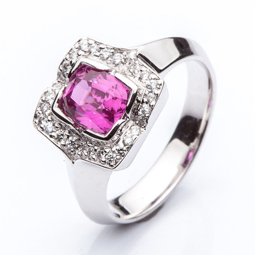 Prsten s růžovým safírem